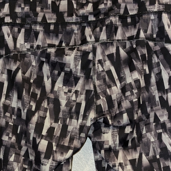 2 Pr Excursion Fitted Athletic Capris Sz Medium Black White Gray - Picture 7 of 7